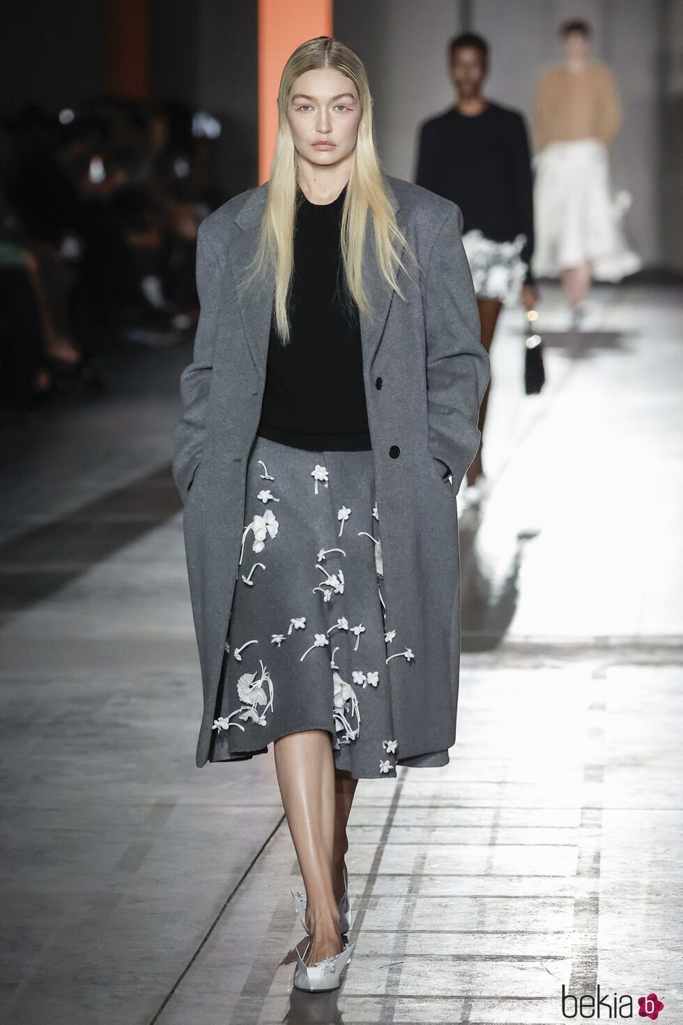 Gigi Hadid desfilando para Prada otoño/invierno 2023/2024