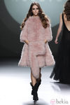 Abrigo de pelo rosa empolvado de la colección de Teresa Helbig en Fashion Week Madrid