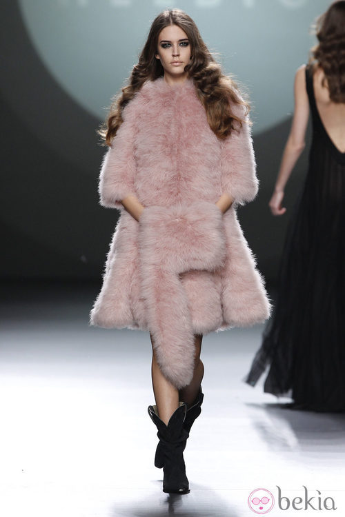 Abrigo de pelo rosa empolvado de la colección de Teresa Helbig en Fashion Week Madrid