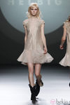 Vestido nude con vuelo de Teresa Helbig en Fashion Week Madrid