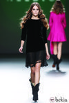 Vestido en terciopelo negro de la colección otoño/invierno 2012/2013 de Teresa Helbig