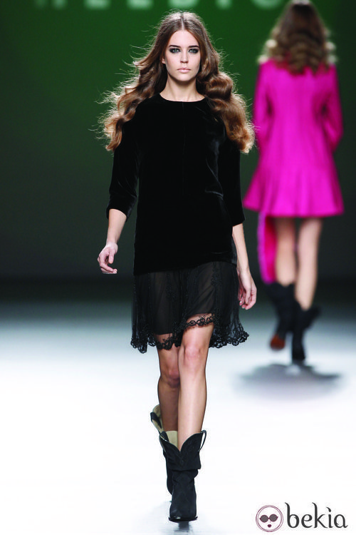 Vestido en terciopelo negro de la colección otoño/invierno 2012/2013 de Teresa Helbig