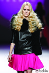 Top de cuero negro con falda fucsia de volante de la colección otoño/invierno 2012/2013 de Teresa Helbig