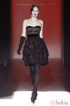 Vestido palabra de honor con vuelo de Hannibal Laguna en Fashion Week Madrid