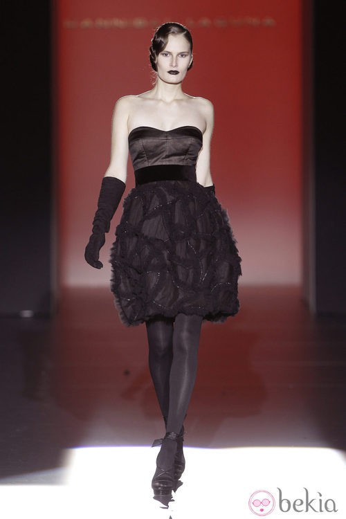 Vestido palabra de honor con vuelo de Hannibal Laguna en Fashion Week Madrid