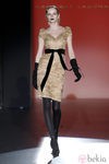 Vestido color champagne con lazo negro de Hannibal Laguna en Madrid Fashion Week