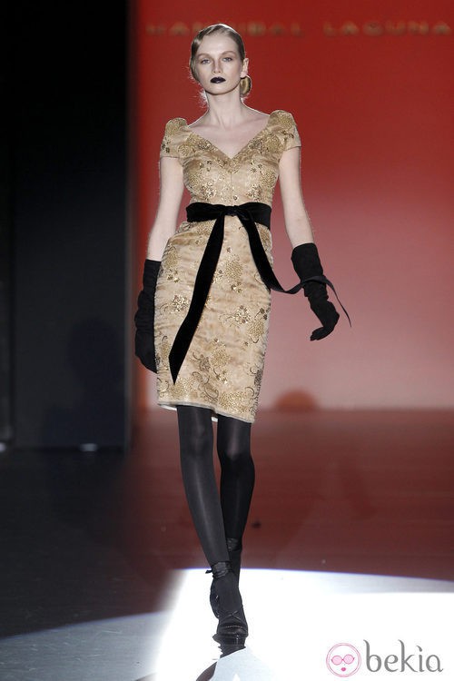 Vestido color champagne con lazo negro de Hannibal Laguna en Madrid Fashion Week