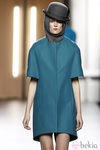 Abrigo de paño liso en color azul de Ana Locking en Fashion Week Madrid 