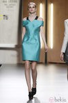Vestido de líneas rectas en azul de Ana Locking en Fashion Week Madrid 