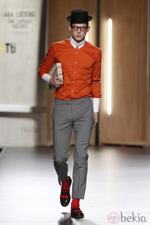 Camisa naranja y pantalón gris jaspeado para hombre de Ana Locking en Fashion Week Madrid 