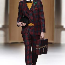 Traje con estampado tartán para hombre de Ana Locking en Fashion Week Madrid 