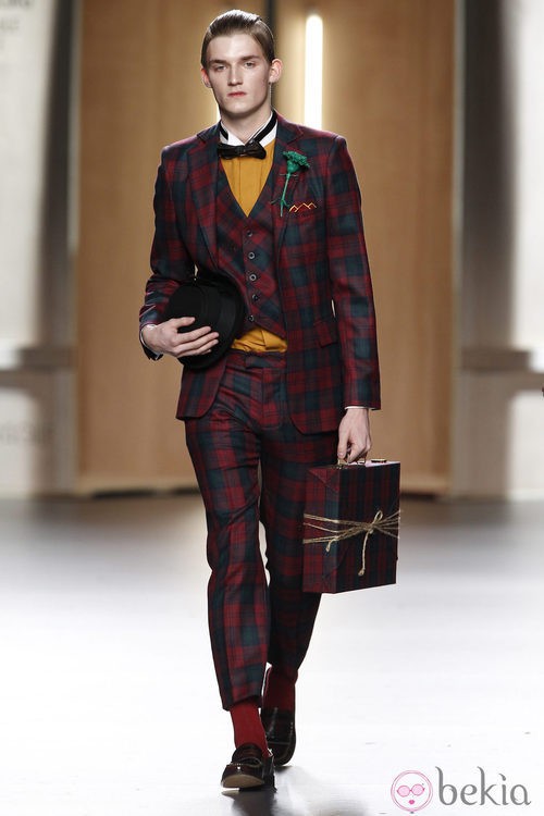 Traje con estampado tartán para hombre de Ana Locking en Fashion Week Madrid 