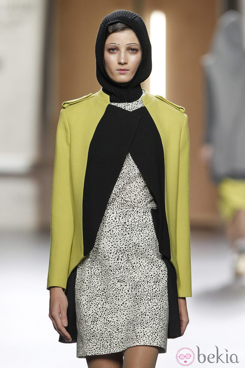 Chaqueta de cortes rectos en amarillo y negro de Ana Locking en Fashion Week Madrid 
