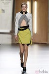Falda amarillo limón y chaqueta en tonos grises de Ana Locking en Fashion Week Madrid 