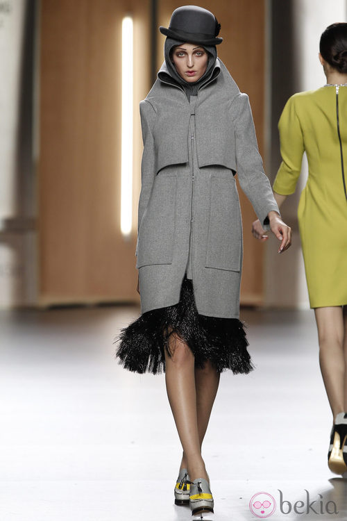 Abrigo oversize en gris jaspeado de Ana Locking en Fashion Week Madrid 