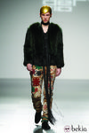 Chaqueta de pelo verde oscuro de David del Río en 'El Ego' de Fashion Week Madrid