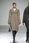 Abrigo camel de Shen Lin en 'El Ego' de Fashion Week Madrid