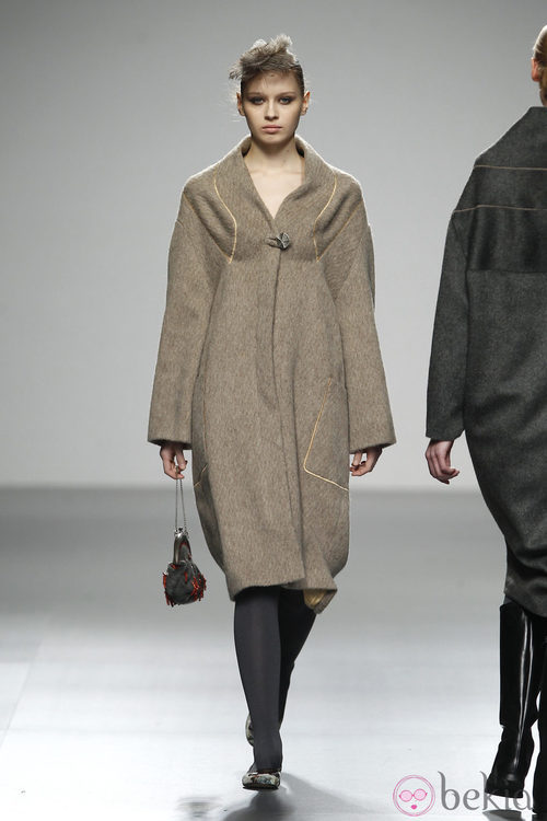 Abrigo camel de Shen Lin en 'El Ego' de Fashion Week Madrid