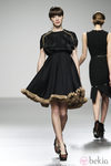 Vestido negro con plisados de Moises Nieto en 'El Ego' de Fashion Week Madrid