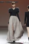 Falda vaporosa en gris perla de Kina Fernández en la Fashion Week Madrid