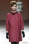Abrigo de paño en color carmín con jersey de punto de Kina Fernández en la Fashion Week Madrid