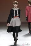 Vestido gris perla y negro de Kina Fernández en la Fashion Week Madrid 