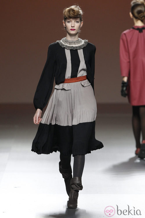 Vestido gris perla y negro de Kina Fernández en la Fashion Week Madrid 