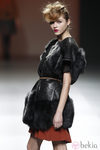 Chaqueta con pelo en los bordes de Kina Fernández en la Fashion Week Madrid