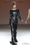 Vestido de noche negro glitter de Kina Fernández en la Fashion Week Madrid