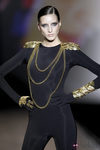 Hombreras y cadenas en dorado de Aristocracy en la Fashion Week Madrid