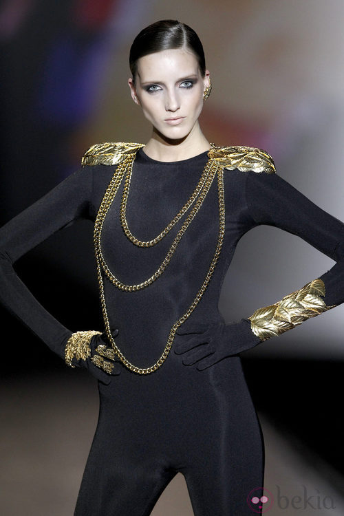 Hombreras y cadenas en dorado de Aristocracy en la Fashion Week Madrid