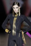 Complementos con flecos en dorado de Aristocracy en la Fashion Week Madrid