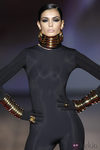 Complementos de arandelas en dorado de Aristocracy en la Fashion Week Madrid