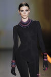 Complementos de cadenas anchas en brillantes rosas y azules de Aristocracy en la Fashion Week Madrid