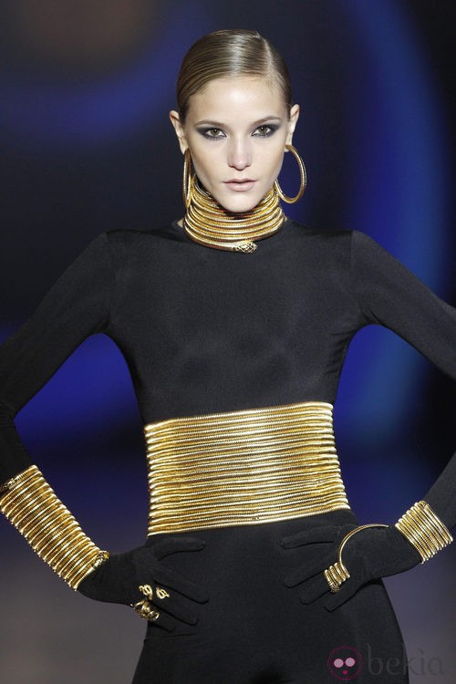 Complementos de culebra en dorado de Aristocracy en la Fashion Week Madrid