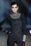 Complementos de cadenas plateadas de Aristocracy en la Fashion Week Madrid