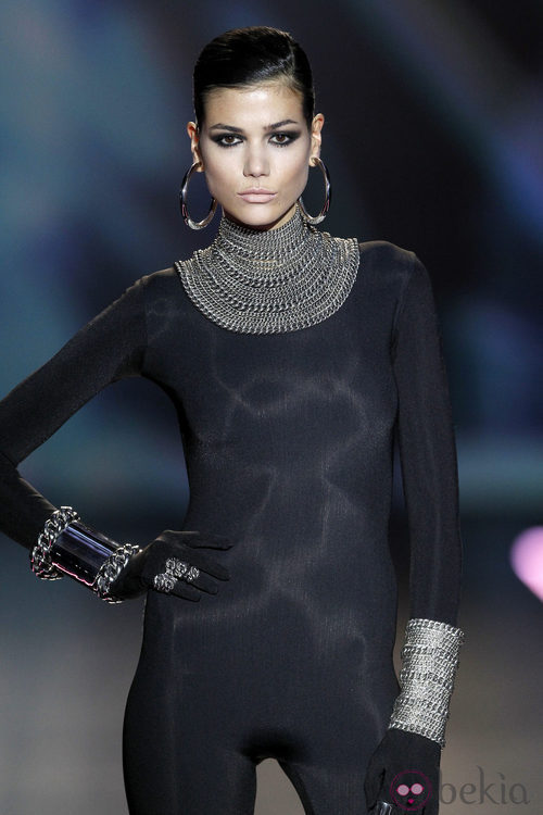 Complementos de cadenas plateadas de Aristocracy en la Fashion Week Madrid