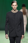 Traje negro con camisa estampada para hombre de Martin Lamothe en la Fashion Week Madrid