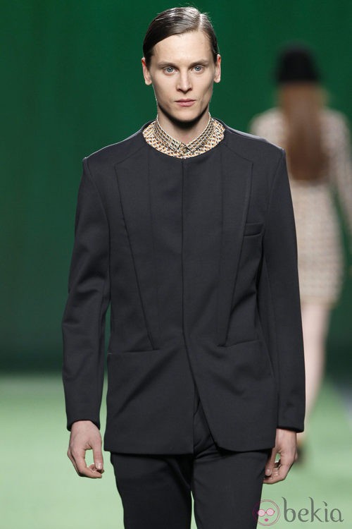 Traje negro con camisa estampada para hombre de Martin Lamothe en la Fashion Week Madrid