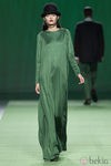 Vestido largo de gasa verde de Martin Lamothe en la Fashion Week Madrid