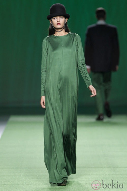 Vestido largo de gasa verde de Martin Lamothe en la Fashion Week Madrid