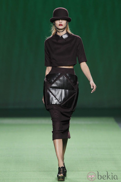 Conjunto de falda y top con apliques de cuero de Martin Lamothe en la Fashion Week Madrid