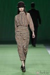 Vestido de estampado geométrico de Martin Lamothe en la Fashion Week Madrid