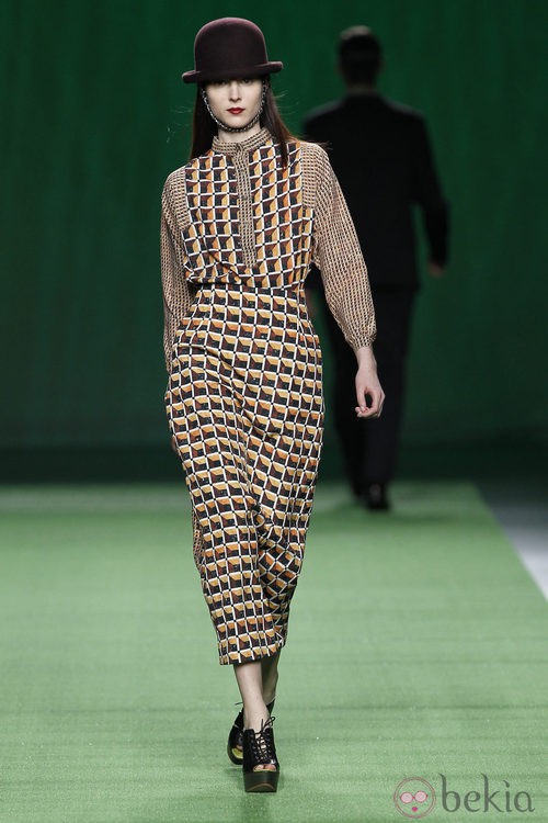Vestido de estampado geométrico de Martin Lamothe en la Fashion Week Madrid