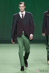 Pantalón verde de traje con americana de punto para hombre de Martin Lamothe en la Fashion Week Madrid