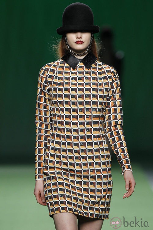 Mini vestido de estampado geométrico de Martin Lamothe en la Fashion Week Madrid