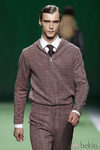 Conjunto de pantalón en color burdeos para hombre de Martin Lamothe en la Fashion Week Madrid