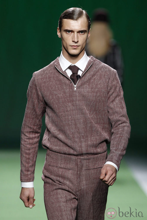 Conjunto de pantalón en color burdeos para hombre de Martin Lamothe en la Fashion Week Madrid