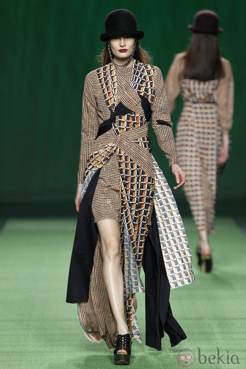 Vestido de corte asimétrico de Martin Lamothe en la Fashion Week Madrid