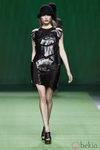 Mini vestido burdeos con adornos de cuero negro de Martin Lamothe en la Fashion Week Madrid